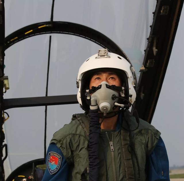 敬佩！为挽国家损失，他放弃逃生，战机滑翔迫