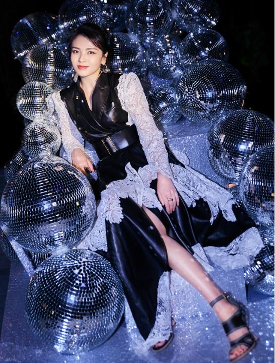 刘涛现在真是“直播一姐”？与多位明星同框，依旧很有总裁范