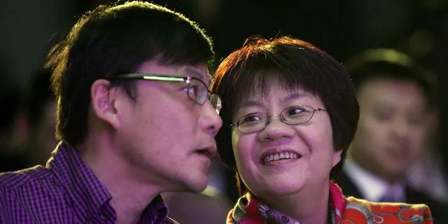 继李国庆抢章之后，又一家公司发生抢章事件，