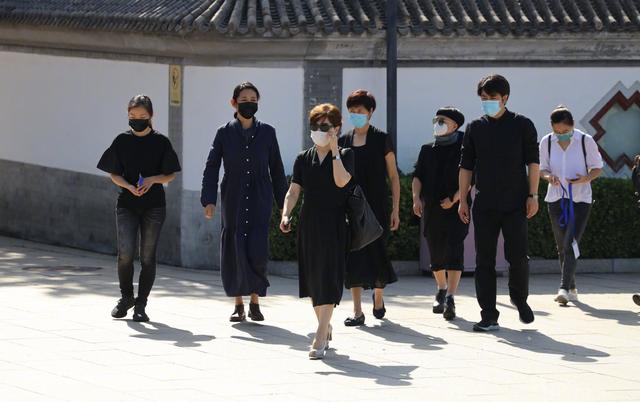沈力遗体告别仪式，倪萍哭肿双眼需人搀扶，朱军满头白发心情沉重