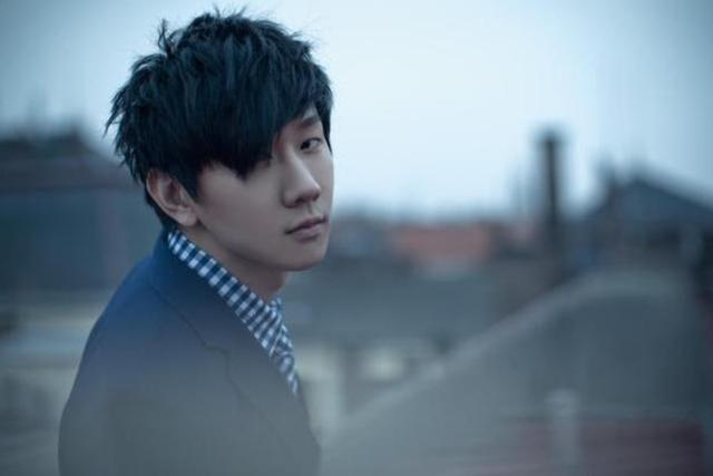 他曾一手捧红林俊杰，却在大火时退出歌坛，如