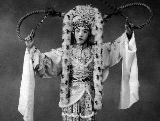 他们是青梅竹马，新婚前男友却将她送给47岁父亲