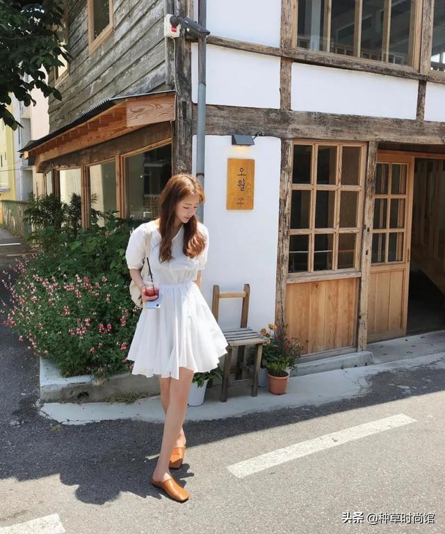 连衣裙+穆勒鞋=今夏时髦穿搭