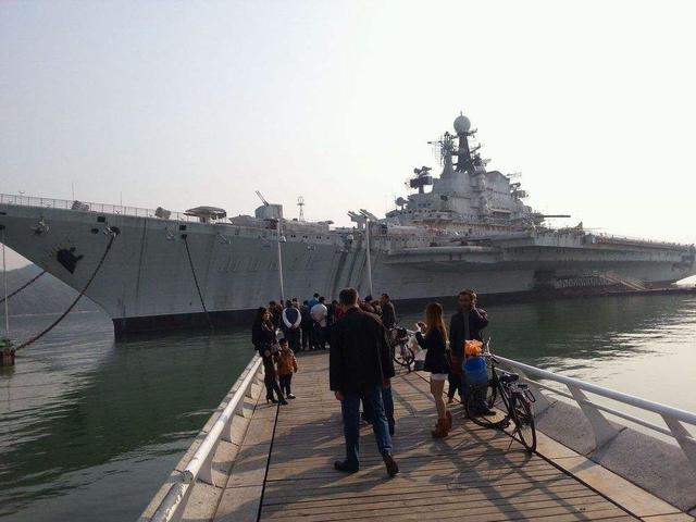 明斯克号航母在苏通大桥呆了4年，现终于有了新消息，军迷乐了