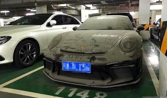 成都停车场里，187万保时捷2年没挪过，车头四个大字不一般