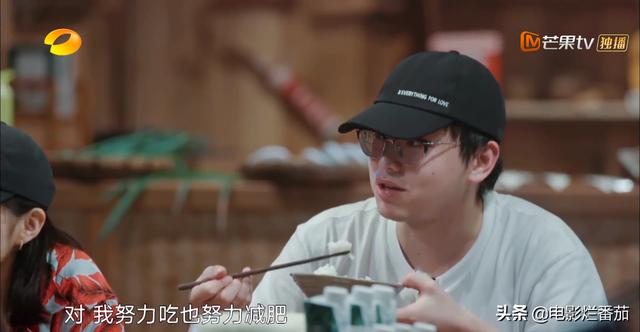 被吐槽“油腻”的黄晓明，这次亲身示范了“油