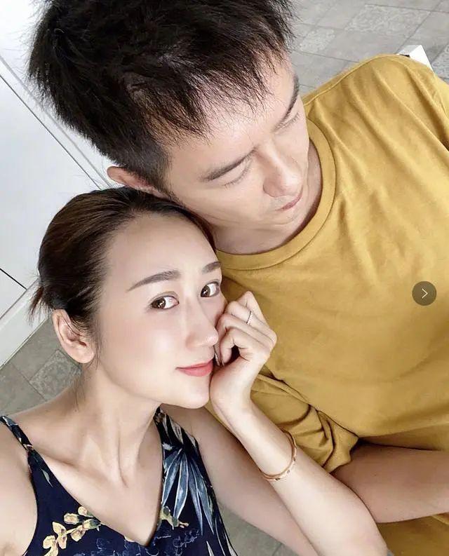 陈浩民夫妇热舞如俩假人，男方手放错位置猛推