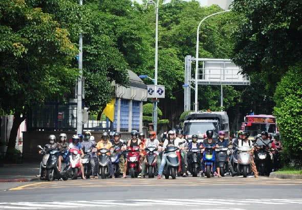 为啥女生乘摩托车时要侧着坐？直男表示不理解