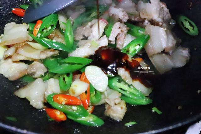 辣椒炒肉时，先炒肉还是辣椒？教你正确做法，肉质酥香不腻特下饭