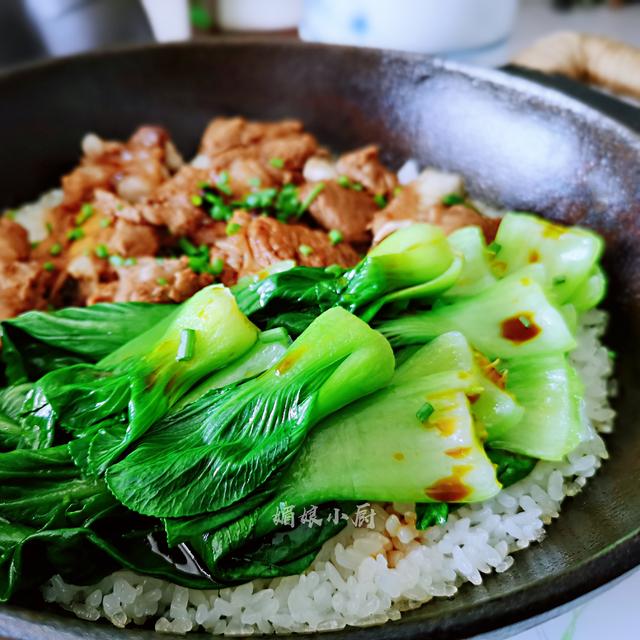 煲仔饭在家做用料实在方法简单，饭香锅巴酥脆，菜肉搭配营养均衡