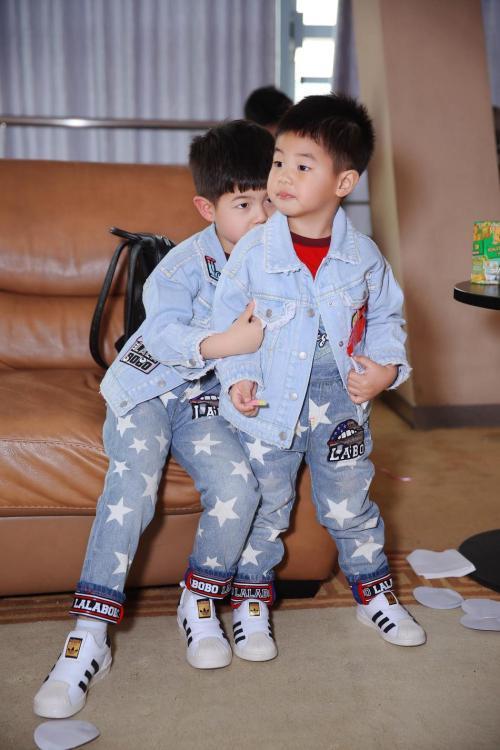 胡可两个儿子，老大照书养，老二随便养，如今俩孩子性格差别明显