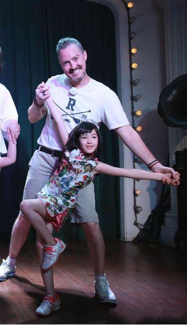 夏克立女儿已长大！夏天穿T恤配牛仔裤清纯极了