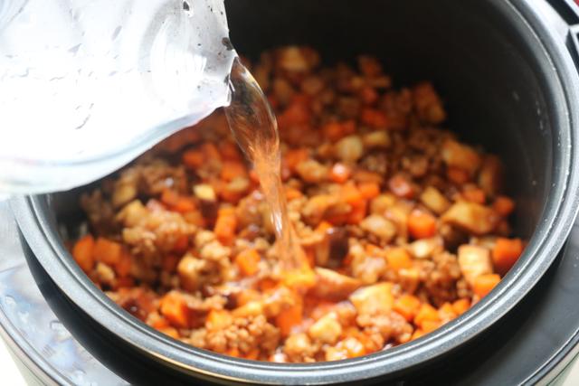 伏天别炒菜了，学会这个懒人焖饭，有菜有肉有饭，太适合懒人了