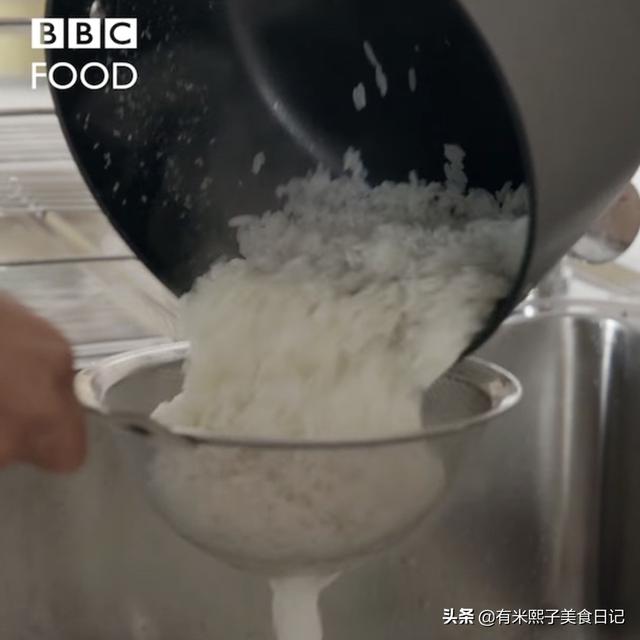 美食节目教蛋炒饭引热议，网友直呼：错得离谱！盘点究竟哪错了