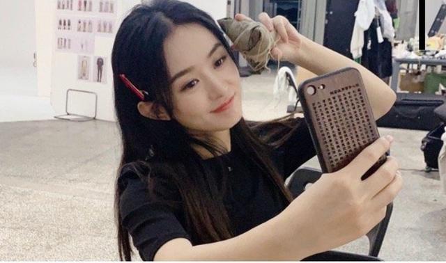 赵丽颖晒自拍笑容甜美，被造型师偷拍下全过程，网友：感觉好路人