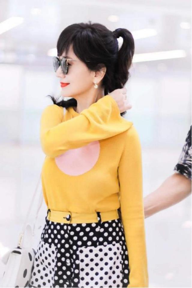 赵雅芝这么大岁数还穿的像个孩子，与老公撒陈年狗粮，真享福