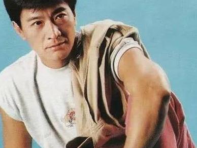 1994年，“硬汉男神”周里京，妻子在家中被害后，一蹶不振