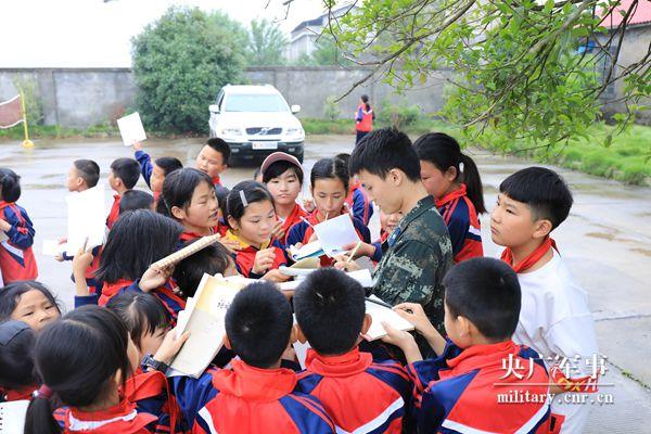 大型追星现场！小学生围着武警叔叔要签名