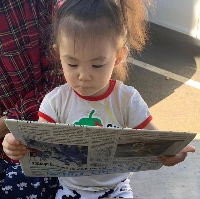 陈冠希晒女儿萌照，Alaia披头散发，紧抱玩偶面露开心笑容