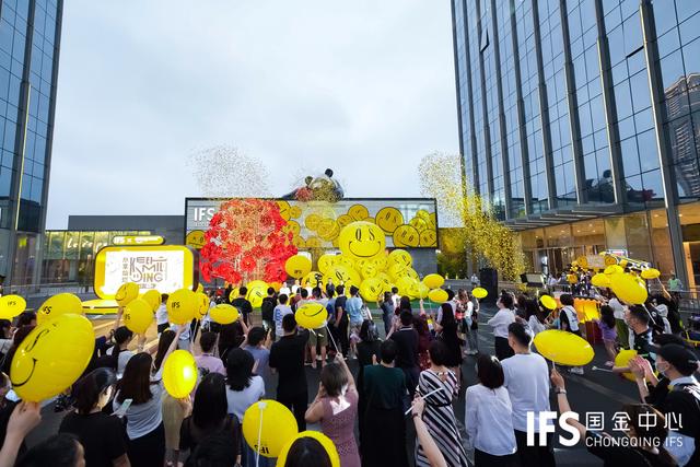 重庆IFS首推“KEEP SMILING尽享灿烂”艺术玩乐装置