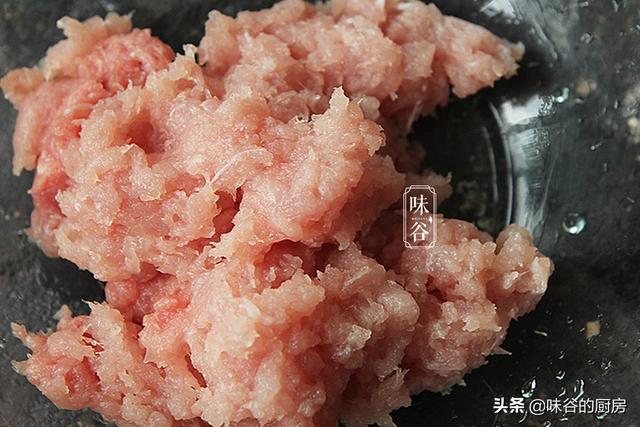 黄金蛋饺在家做，多加一样东西，煎出来的饺子不破皮，又香又嫩