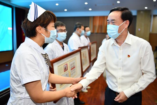 “疫路‘邮’您 2020中原力量” ，《众志成城 抗击疫情》邮票捐赠仪式在郑州举行