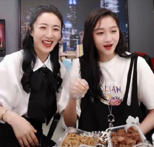 关晓彤现身薇娅直播间，放飞自我变吃货主播，终于没人管我了