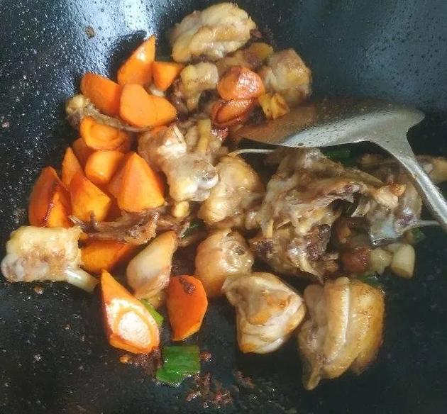 麻辣香锅鸡块，麻辣鲜香，好吃又下饭