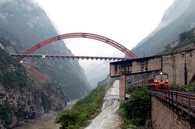 通车半个世纪的成昆铁路，为什么堪称“神话”？