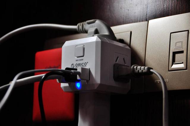 解决桌面排线凌乱困扰，奥睿科(ORICO)电立方桌面立体插座