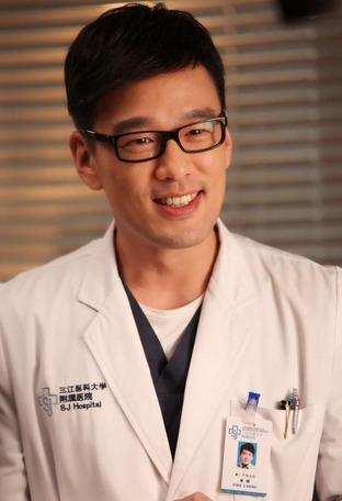 21岁出道37岁才出名，与妻子恩爱多年，今演技被认可非常低调