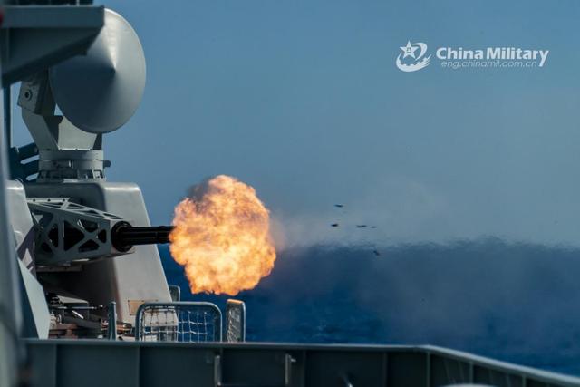 我军南海实弹火力凶猛，摄影师拍下绝美画面：不愧是6000吨通驱