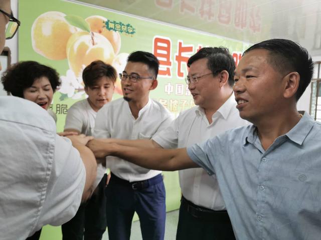 汝城第三届奈李节在文明沙洲启幕 县长黄志文现场带货