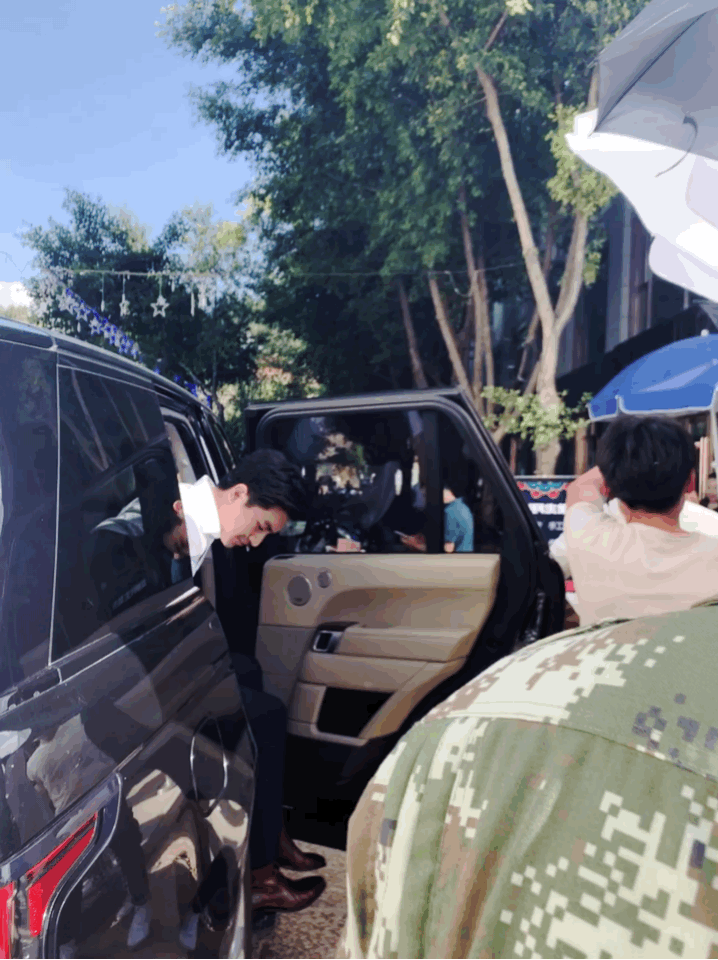 林更新新剧开拍，化身霸道总裁超有范，大长腿