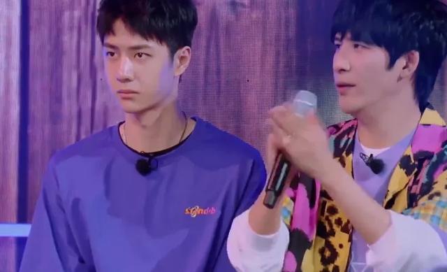 王一博主持《天天》不做功课？不认识嘉宾太尴尬，大张伟屡次提醒