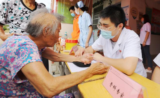 南昌市洪都中医院为受灾群众送医送药