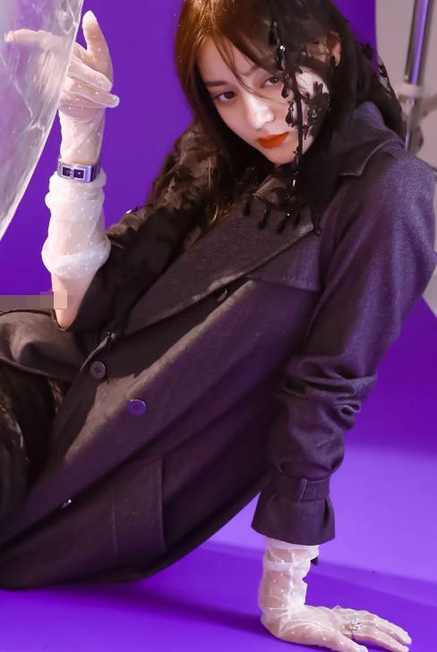 热巴为秀大长腿，坐着时忘记自己穿的是短裤，