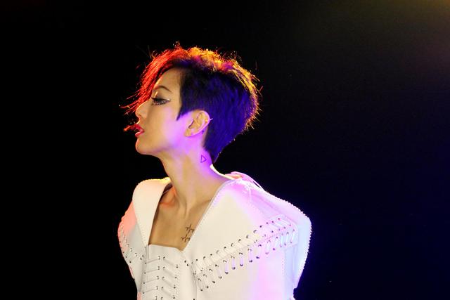 明明有巨星潜质可惜一直红不起来，她要是认命