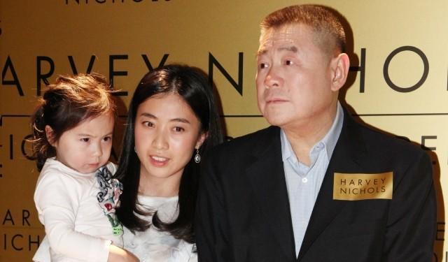 刘銮雄是她妹夫，靠他资助留学美国，现成甘比