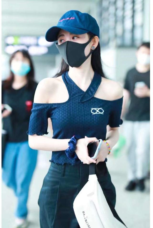 鞠婧祎“露肩照”力证没垫肩？现场生图曝光，差别有点大