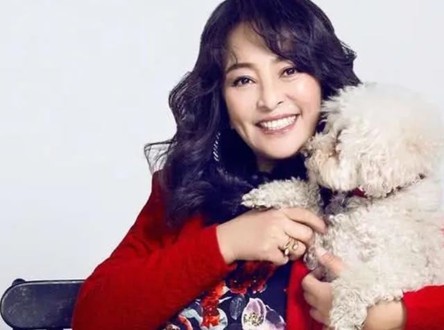 57岁李勤勤出差只吃泡面？素颜皱纹抢镜，嫁3次外国人依旧不洋气