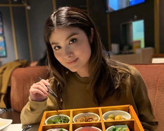 46岁陈慧琳近照曝光，与助理一同现身超市，打扮