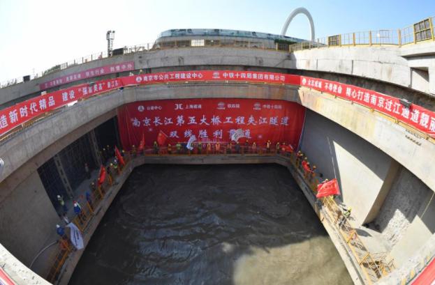 中国大直径水下盾构公路隧道，南京长江第五大桥夹江隧道全线贯通