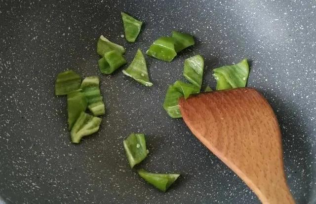 酸甜可口的菠萝茄汁虾仁，大人小孩都爱吃