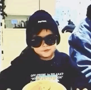 周杰伦父子赏毕加索名画，父子俩将手放在背后动作同步，敬意满满