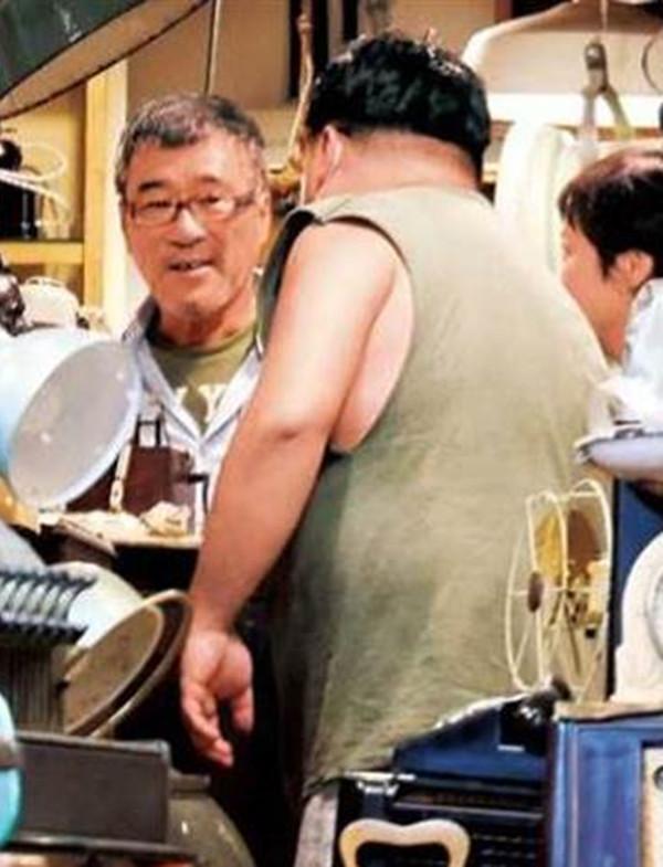三婚好恩爱！李宗盛与小27岁娇妻深夜出街，十指紧扣似热恋情侣