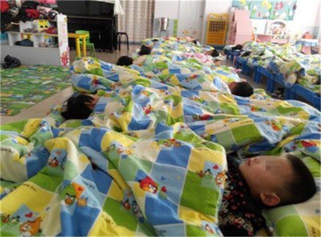 为什么孩子在幼儿园睡觉时，老师让他们“头脚相对”？有3点好处
