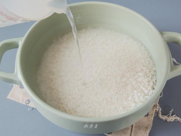 香肠煲仔饭很多人吃过不会做，教你简单做法，色泽金黄，香而不腻