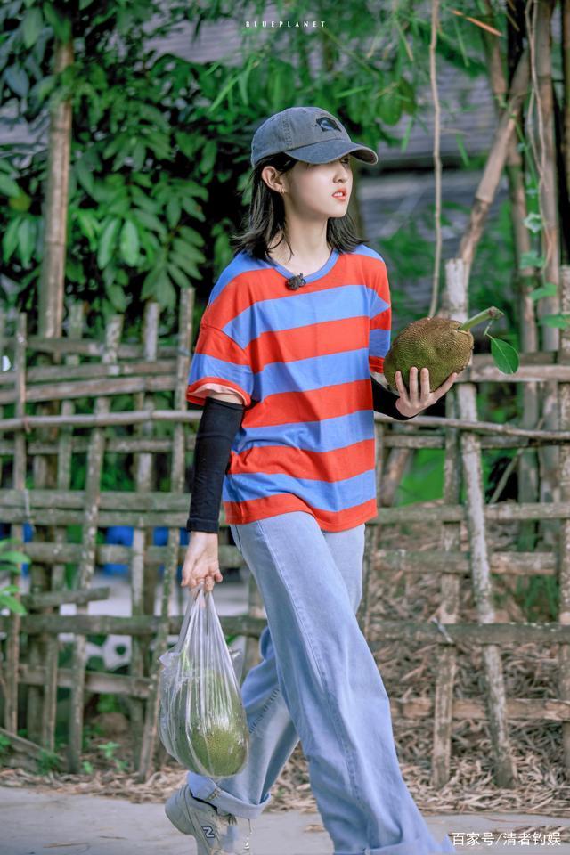 场外|张子枫高考考场外被围拍 粉丝：在助理警察的维序下没受影响