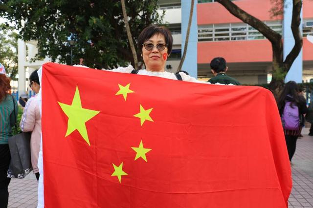 国安法嫁到香港21年，她体会到警察的热心尽责，也目睹了暴徒纵火恶行